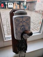 Antieke koffiemolen, Ophalen