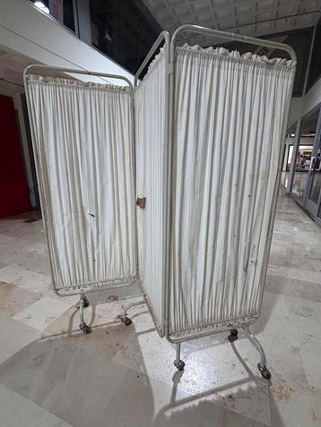 Vintage kamerscherm ziekenhuis beschikbaar voor biedingen