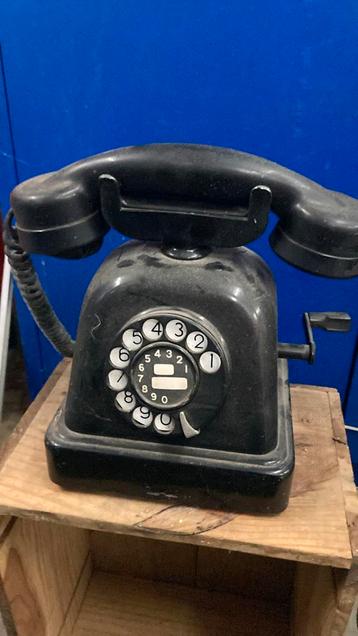 Bakelieten telefoon beschikbaar voor biedingen