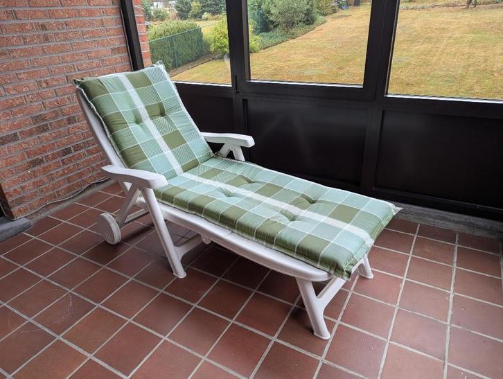 Confortabele terraszetel / ligbed met kussen, Tuin en Terras, Ligbedden, Gebruikt, Kunststof, Inklapbaar, Verstelbaar, Verrijdbaar