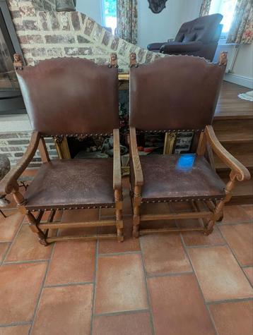 2 antieke stoelen  beschikbaar voor biedingen