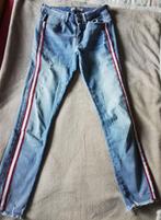 Jeans bleu clair avec bande latérale rouge, blanche, noire, Zara, Bleu, Porté, W28 - W29 (confection 36)
