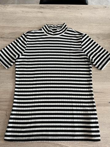 T-shirt (YEZZ) taille S 2,50€ à Desselgem, Enlèvement, Comme neuf