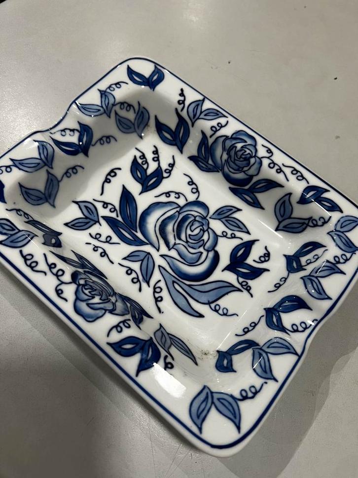 antieke asbak met blauw bloemmotief, Bijoux, Sacs & Beauté, Broches, Comme neuf, Bleu, Enlèvement ou Envoi