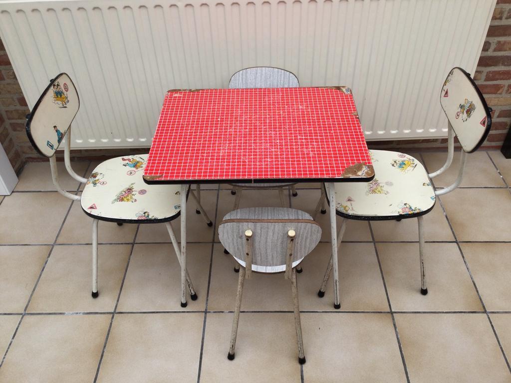 zebra server seinpaal ② Kindertafel met 4 stoeltjes — Kinderkamer | Tafels en Stoelen — 2dehands