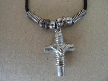 Vintage ketting met verzilverd kruis kruisje kruisbeeld beschikbaar voor biedingen