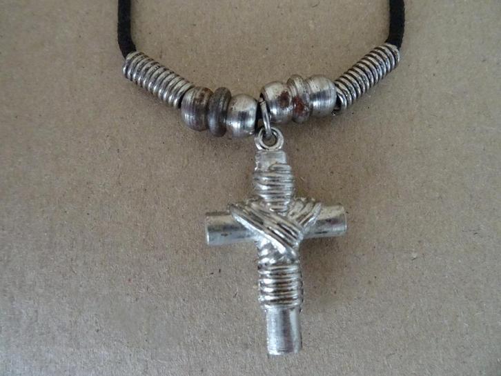 Vintage ketting met verzilverd kruis kruisje kruisbeeld, Verzamelen, Religie, Gebruikt, Christendom | Katholiek, Sieraad, Ophalen of Verzenden