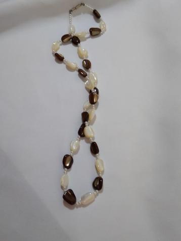 Vintage ketting met stukjes parelmoer beschikbaar voor biedingen