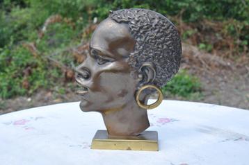 profil feminin africain sur socle en bronze 
