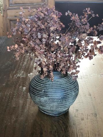 Terracotta ronde vaas met gedroogde bloemen beschikbaar voor biedingen