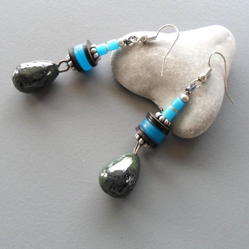 Druppeloorbellen van turkoois en zwart keramiek, Handtassen en Accessoires, Oorbellen, Nieuw, Hangers, Overige materialen, Blauw