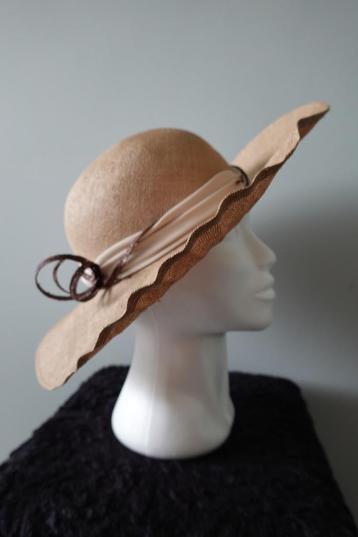 Super elegante beige dameshoed beschikbaar voor biedingen