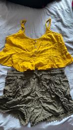 Combinatie van kaki shorts en mosterdgele crop top, Kleding | Dames, Jumpsuits, Ophalen of Verzenden, Zo goed als nieuw, Maat 38/40 (M)