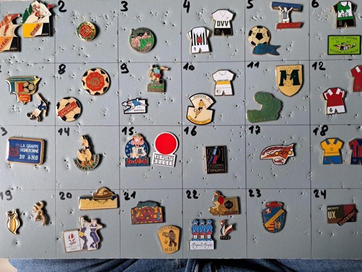 Pin's pins bij de doos zie foto's en nieuws/lees de aankondi, Verzamelen, Speldjes, Pins en Buttons, Ophalen of Verzenden