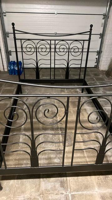 Zwart metalen bedframe beschikbaar voor biedingen