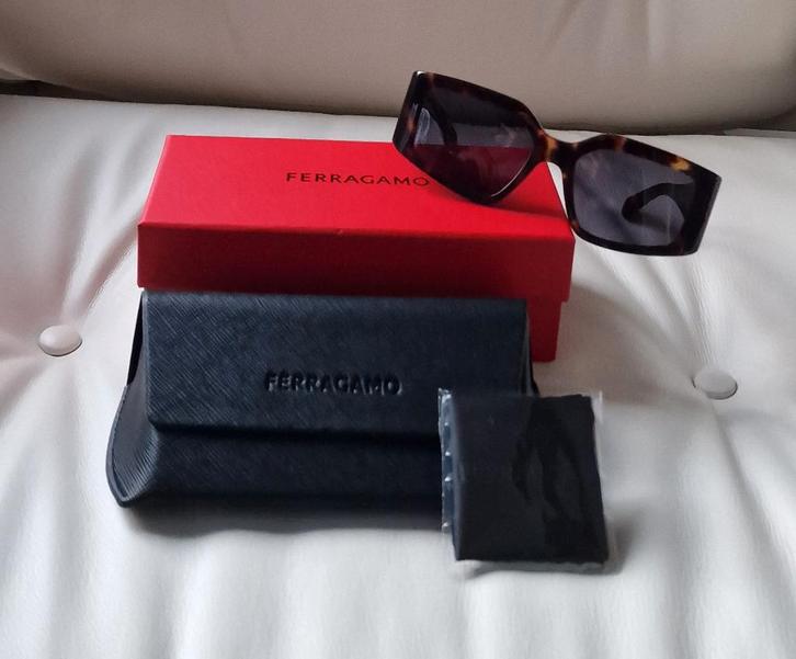 Mooie coole zonnebril van Salvatore Ferragamo., Handtassen en Accessoires, Zonnebrillen en Brillen | Dames, Nieuw, Zonnebril, Ophalen of Verzenden