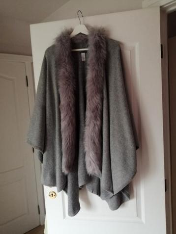 Damescape grijs met bontrand beschikbaar voor biedingen