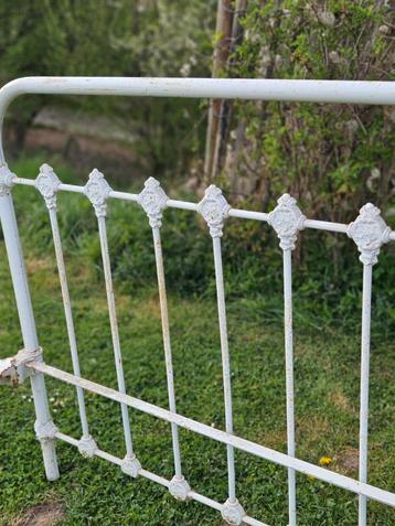 Authentiek smeedijzeren bed.  beschikbaar voor biedingen