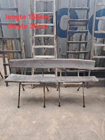  houten bank met metalen frame beschikbaar voor biedingen