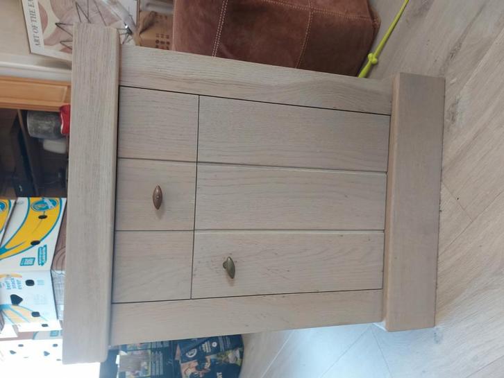 Mooi nachtkastje in eik met lade en deur, binnenin zit 1 leg, Huis en Inrichting, Slaapkamer | Nachtkastjes, Zo goed als nieuw