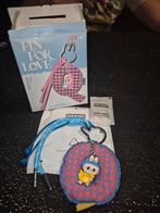 Te koop pin for love keychain van POP MART, Verzamelen, Sleutelhangers, Ophalen of Verzenden, Zo goed als nieuw