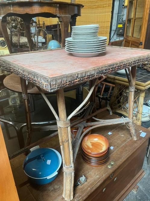 Vintage kleine bistrotafel van bamboe, Huis en Inrichting, Barren, Zo goed als nieuw, Ophalen