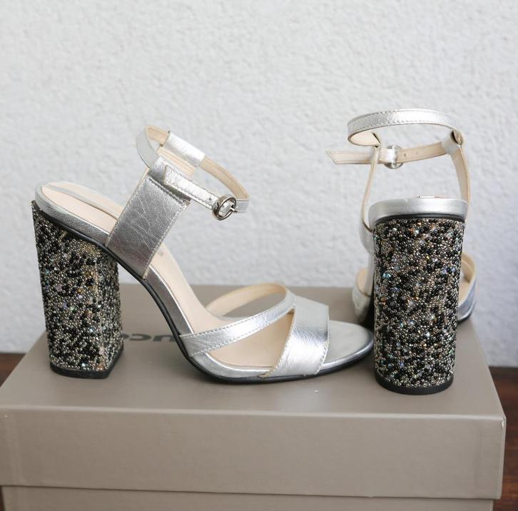 Mooie zilveren sandalen 38, Kleding | Dames, Schoenen, Zo goed als nieuw, Sandalen of Muiltjes, Ophalen of Verzenden