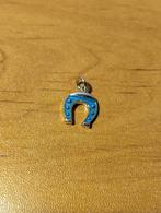 Pendentif fer à cheval bleu vintage, Bijoux, Sacs & Beauté, Bijoux anciens, Enlèvement, Autres matériaux, Pendentif