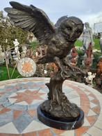 STATUE EN BRONZE SIGNE SUR SOCLE (l'envol de la chouette), Antiquités & Art, Enlèvement ou Envoi, Bronze