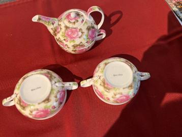 Mooi theesetje + 3 kopjes Bone China nieuwstaat beschikbaar voor biedingen