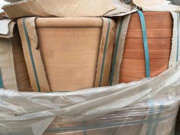 terracotta bloempotten beschikbaar voor biedingen