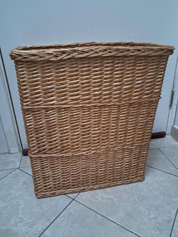 Ancien grand panier à linge en osier beschikbaar voor biedingen