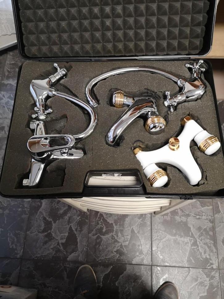 Valise de robinets chromés – neufs, Doe-het-zelf en Bouw, Sanitair, Nieuw, Kraan, Chroom, Ophalen