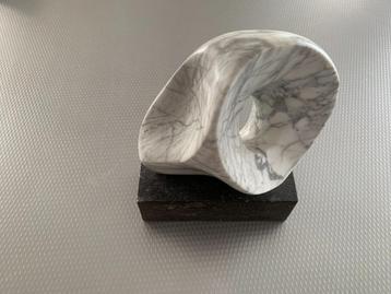 Paul Baeteman - moderne sculptuur in marmer beschikbaar voor biedingen