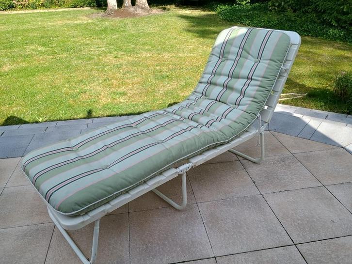 2 witte kunststof ligbedden, metalen frame, incl. kussen, Tuin en Terras, Tuinstoelen, Zo goed als nieuw, Kunststof, Inklapbaar