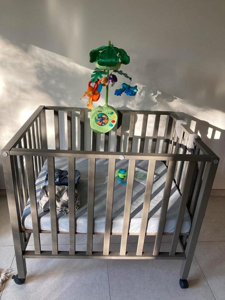 Parc pour enfants en bois sur 4 roues pivotantes, Enfants & Bébés, Parcs, Comme neuf, Rectangulaire, Réglable en hauteur, Tapis de parc