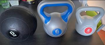 2 Kettlebells + balle disponible aux enchères