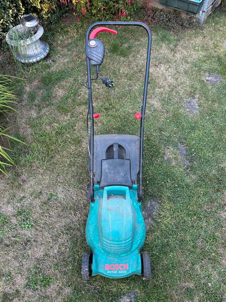 Tondeuse électrique Bosch Rotak 3200 – légère et efficace, Tuin en Terras, Grasmaaiers, Gebruikt, Elektrische grasmaaier, 30 t/m 39 cm