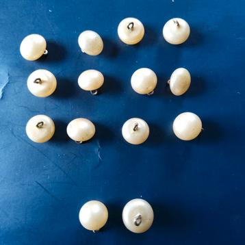 14 unieke vintage parelknoopjes beschikbaar voor biedingen