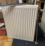 Radiator met ophangbeugels en thermostaat knop 90 X 73 X 10, Doe-het-zelf en Bouw, Ophalen, Gebruikt, Hoog rendement (Hr), Radiator