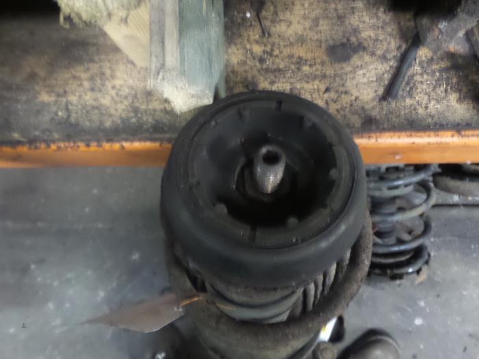 Schokdemperpoot rechts-voor van een Volkswagen Golf, Auto-onderdelen, Ophanging en Onderstel, Volkswagen, Gebruikt, 3 maanden garantie