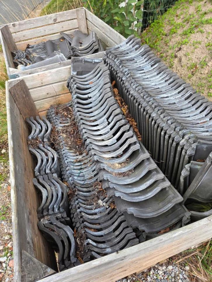 +- 300 Oude blauwe/zwarte OVH pannen, Bricolage & Construction, Tuiles & Revêtements de toit, Comme neuf, Tuiles, Pierre ou Argile