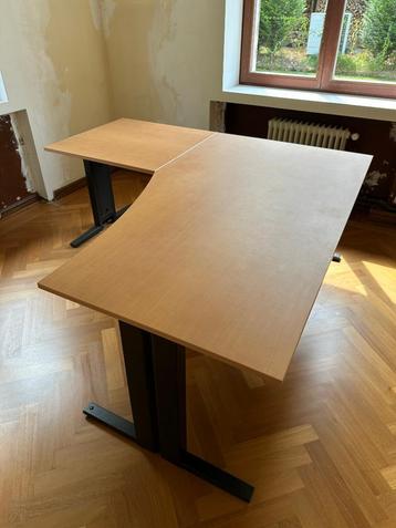 Heel stevige bureau beschikbaar voor biedingen