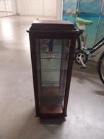 Vitrinekastje, Ophalen