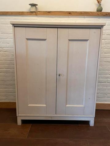 Witte kast. beschikbaar voor biedingen