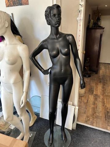 zwarte dames etalagepop paspop etalagefiguur mannequin beschikbaar voor biedingen