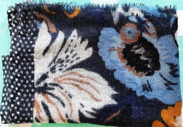 Te koop: Mooie blauw gebloemde wollen sjaal. beschikbaar voor biedingen