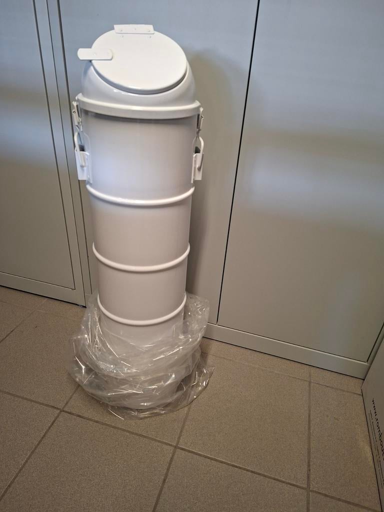 Nieuwe urinal van Amerikaanse leger, Ophalen