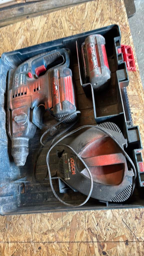 Klopboormachine Bosch Proffesionel met 2 batterijen, Ophalen, Gebruikt, 600 watt of meer, Boor- en/of Breekhamer