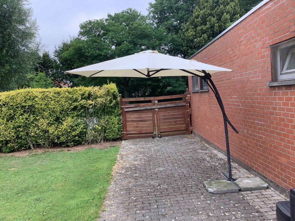 Parasol met voet en 2 stenen van 25kg diameter 2m80, Enlèvement ou Envoi, Comme neuf, 3 à 4 mètres, Parasol flottant